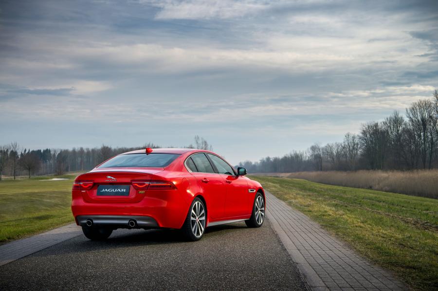  Jaguar XE 300 Sport 2018 года  (WW) (фото 9 из 24)